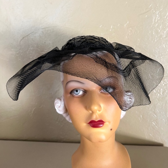 ROMANTIC 1930s\' BLACK STRAW HAT - SEE-THROUGH BRIM & YELLOW FLOWERS AT THE BACK